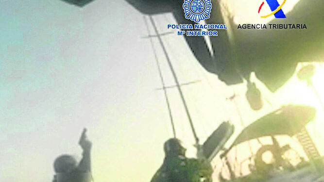 Varios agentes abordan uno de los barcos nodrizas usados para transportar la droga, en una captura de vídeo.