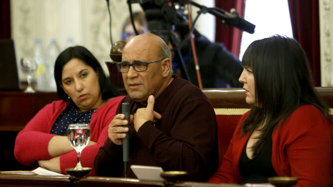 El ya exconcejal Manuel González Bauza, señalándose a sí mismo durante el pleno extraordinario que lo reprobó el pasado jueves.