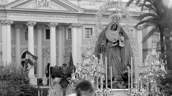 Desamparados de la Castrense y la Virgen de las Penas, en la procesión magna del año 2005.