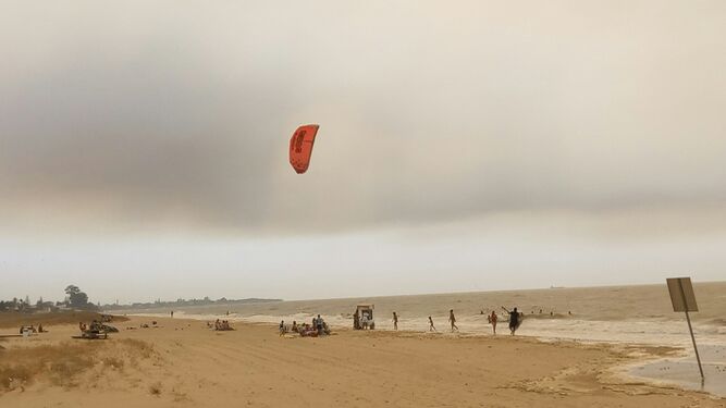 La nube de humo, desde la playa de Sanlúcar.