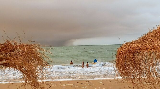 La nube de humo, desde la playa de Sanlúcar.