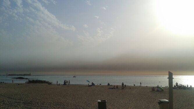 La nube de humo, visible desde la playa de Sancti Petri.