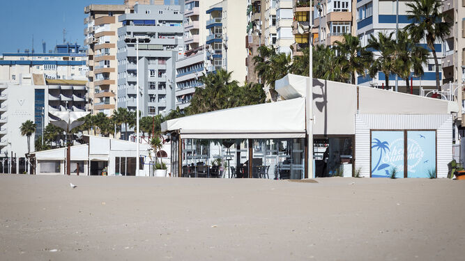 Uno de los chiringuitos de la playa de La Victoria, ayer con la terraza recogida.