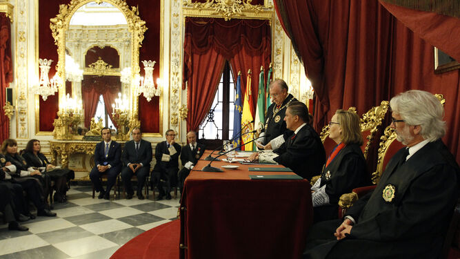 El presidente de los graduados sociales, José Blas Fernández, interviene en un momento de la ceremonia.
