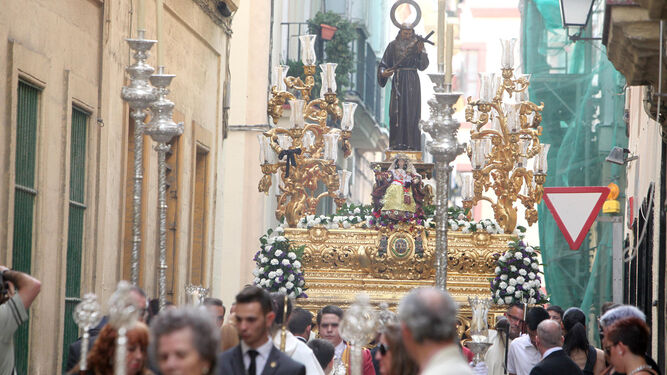 La imagen del Beato Diego, en una de sus salidas procesionales en el mes de mayo.