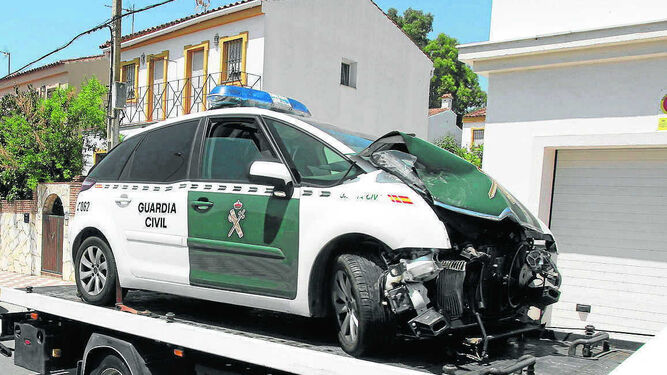 Un coche patrulla de la Guardia Civil dañado durante una persecución.