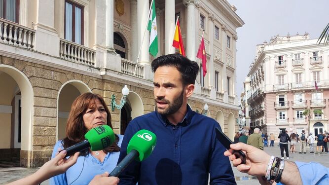 David de la Cruz, durante una comparecencia ante los medios a las puertas del Ayuntamiento de Cádiz