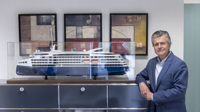 Elisardo Sánchez, junto a la maqueta del crucero con el que llevará a cabo su trayecto por todos los puertos andaluces