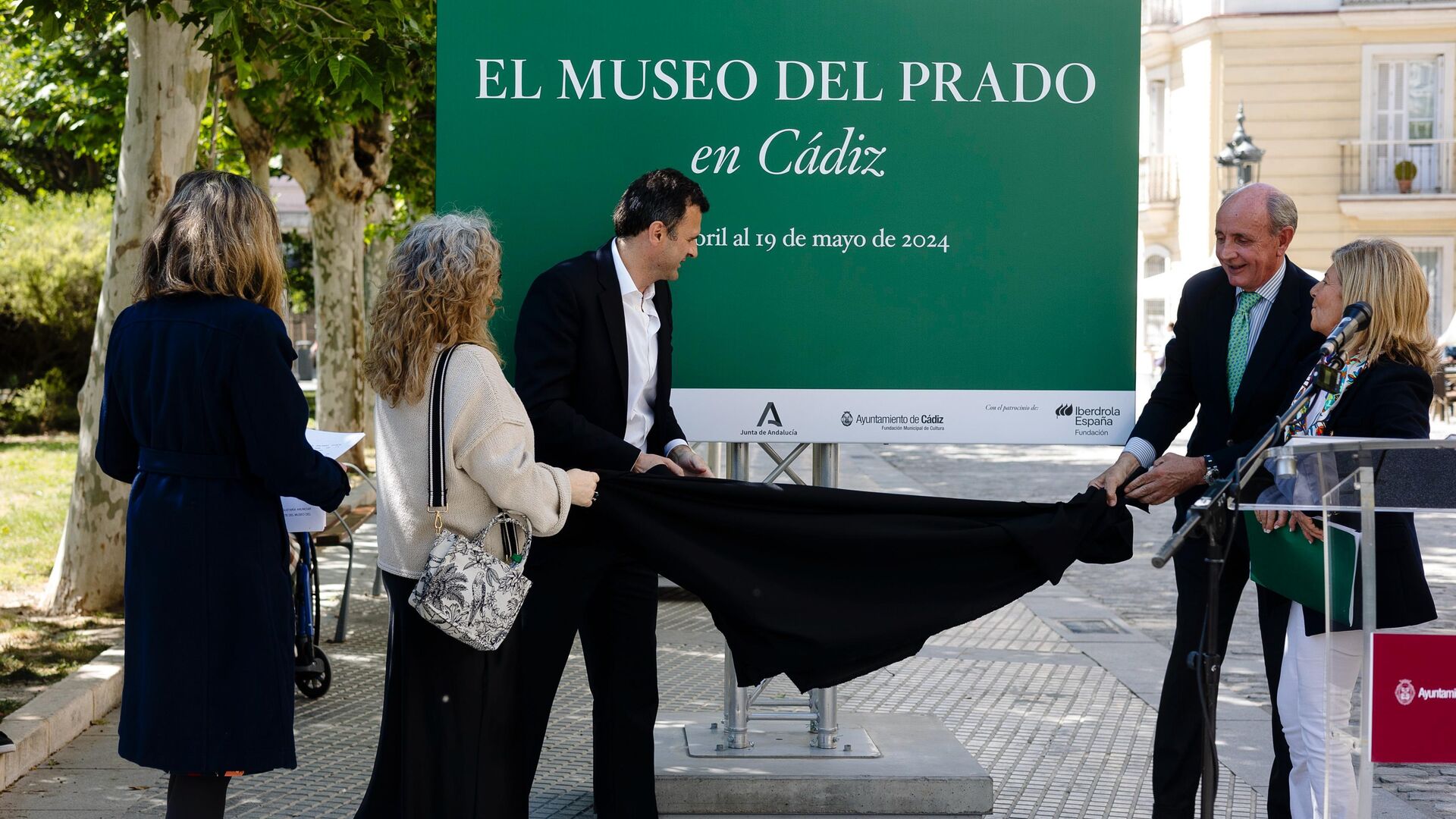 La inauguraci&oacute;n de la exposici&oacute;n 'El Prado en las calles' en C&aacute;diz
