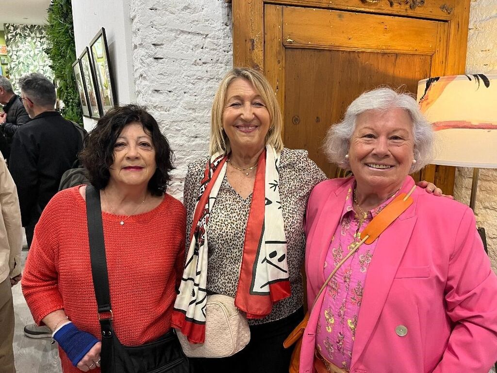 Lola Riol, Marisa Ulibarri y la pintora Julia Rom&aacute;n, durante la inaguraci&oacute;n.