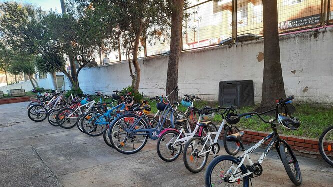 Bicicletas estacionadas  en la entrada del IES José Luis Tejada.