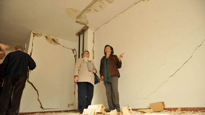 El salón de una de las viviendas declaradas ruinosas y afectadas por los deslizamientos del terreno, en Arcos, cuyos propietarios tuvieron que abandonar.