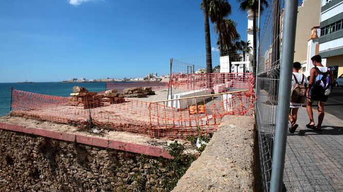 La zona de aparatos de gimnasia de la playa de Santa María del Mar lleva ya varios meses sin el murete de protección.