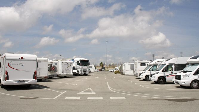 Una imagen de caravanas estacionadas en el parking de la pasarela.