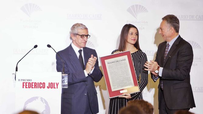 Inés Arrimadas recibe el galardón de manos del presidente de la Fundación Unicaja, Braulio Medel, y del presidente del Grupo Joly, José Joly.