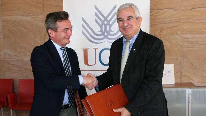 Los rectores de la Universidad de Cádiz y de la de Tetuán estrechan sus manos tras la firma.