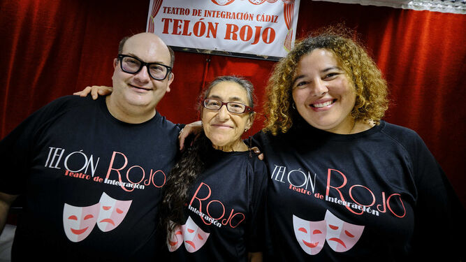Tres integrantes del grupo de teatro Telón Rojo que ha creado la asociación.