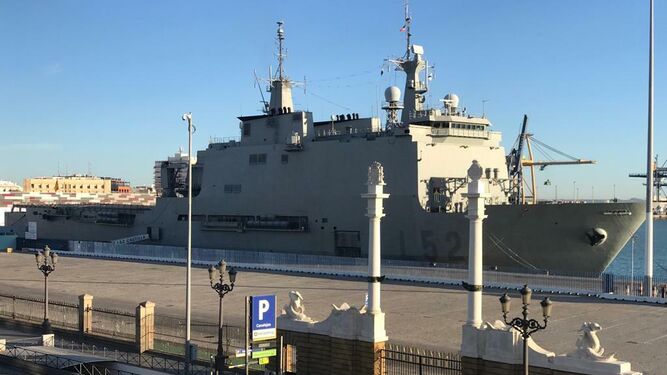El buque 'Castilla' atracada este viernes en el puerto de Cádiz