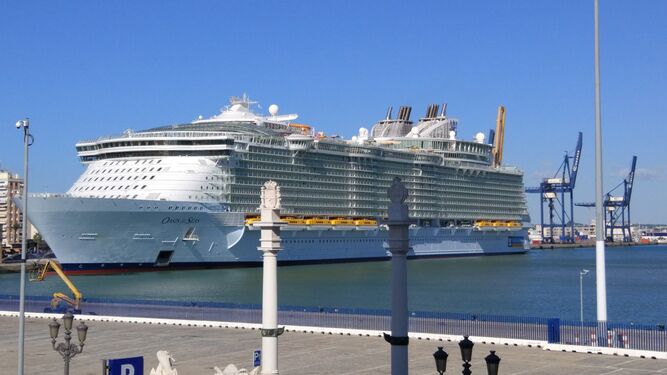 El 'Oasis of the Seas', amarrado en el Puerto de Cádiz tras su renovación en el astillero de Navantia.