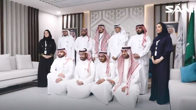 Jóvenes saudíes que participarán en el programa de formación para ingenieros.