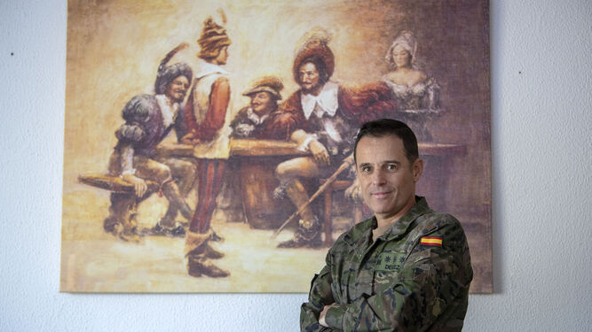 El coronel director del CEFOT-2 de Camposot, Francisco Jesús Diéguez Oliva, junto a la réplica del cuadro 'El aprendiz de soldado'.