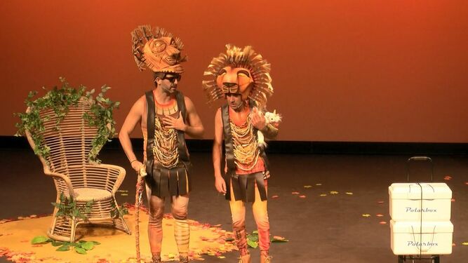 Manuel Morera y Carlos Mení, durante su espectáculo 'Me reí león, el musimal' en Puerto Real.