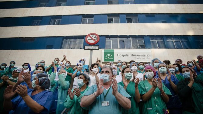 Personal del Puerta del Mar aplaudiendo a las puertas del hospital un día de esta semana.