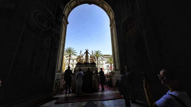 El paso del Resucitado saliendo de la Catedral de Cádiz.