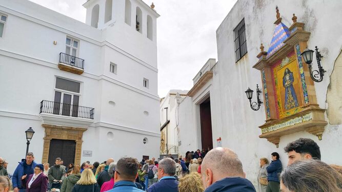 Colas en la iglesia de Santa Cruz de Cádiz en esta mañana de Jueves Santo.