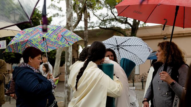Las lluvias y las lágrimas de los hermanos de las distintas cofradías de la capital han sido imágenes repetidas a lo largo de esta Semana Santa pasada por agua