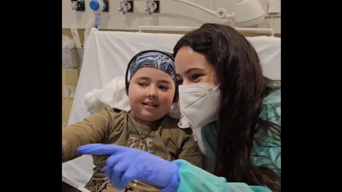 Rosalía sorprende con su visita a los niños con cáncer ingresados en el Hospital Sant Joan de Déu de Barcelona